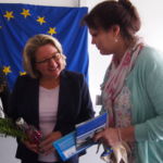 Bundesumweltministerin Svenja Schulze wird PIWI und die Plastiksuppe vorgestellt