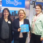 Bundesumweltministerin Svenja Schulze mit PIWI-Buch und Project Blue Sea e.V.
